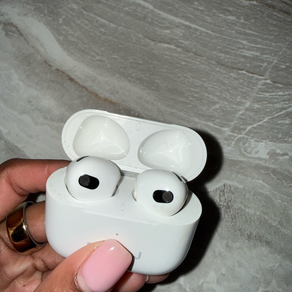 Apple White Earbud AirPods (3rd generation) with case!